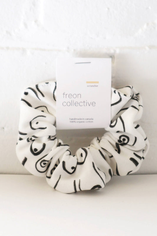 Chouchou biologique motif seins présenté avec carton d’emballage – vue produit.