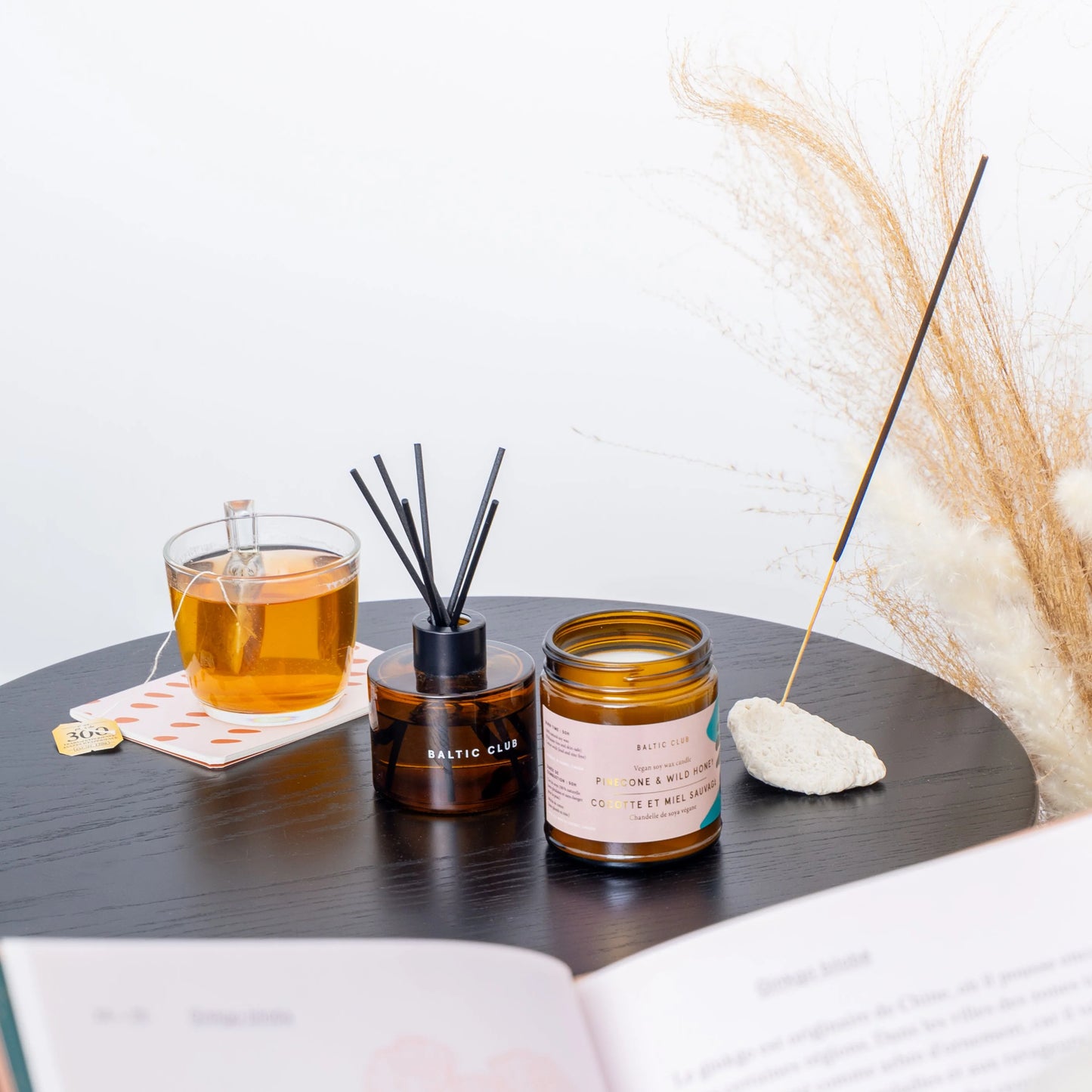Vue d’ambiance avec la chandelle Cocotte & Miel Sauvage – moment détente et cocooning