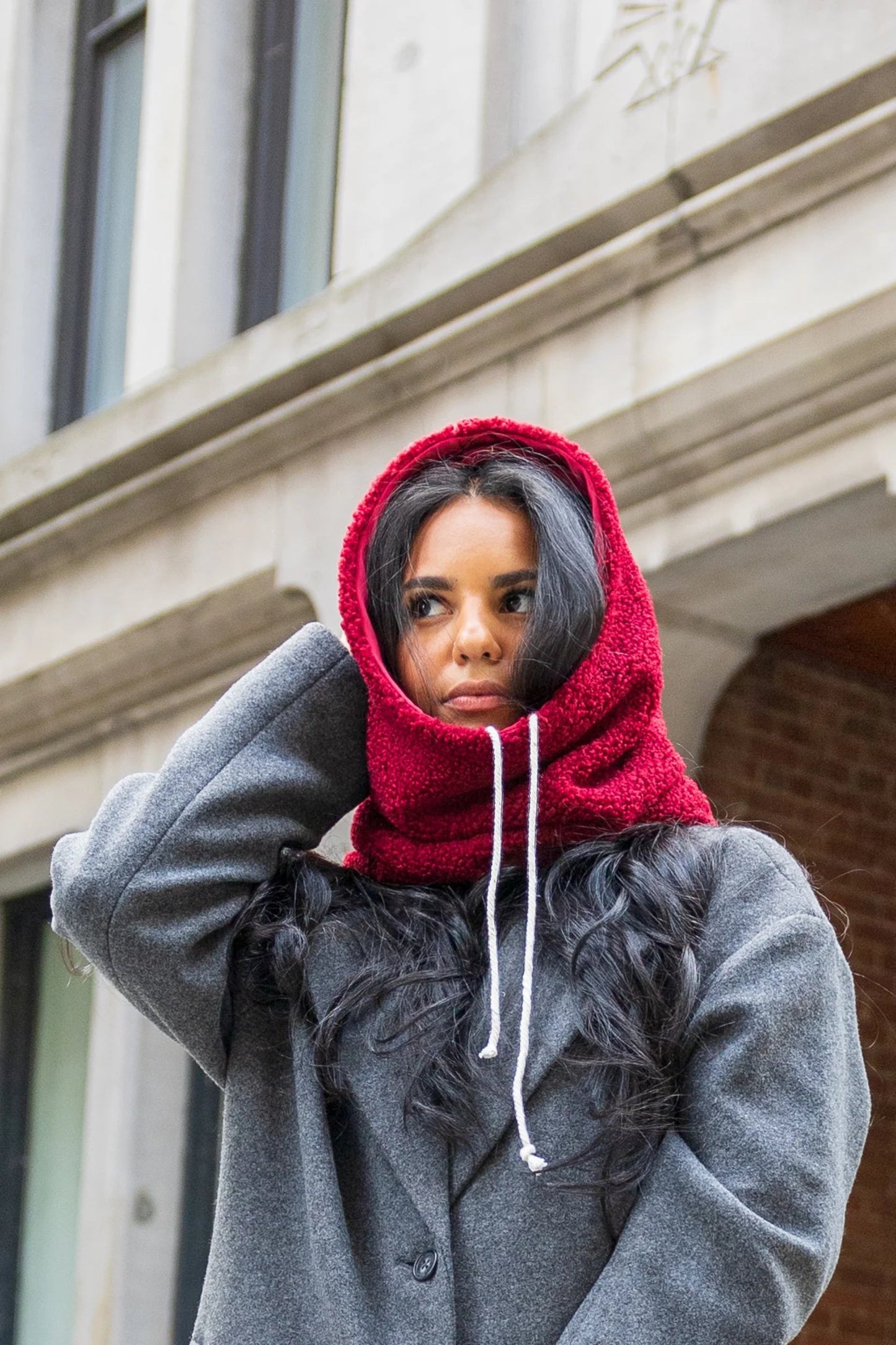 col capuche molletonné avec intérieur rouge porté en ville