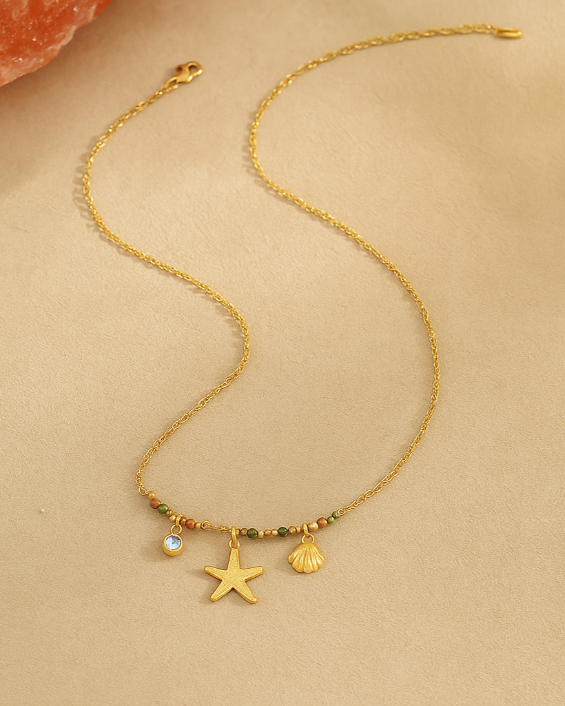 Collier Justine en acier inoxydable plaqué or avec charms étoile de mer et coquillage, vue entière