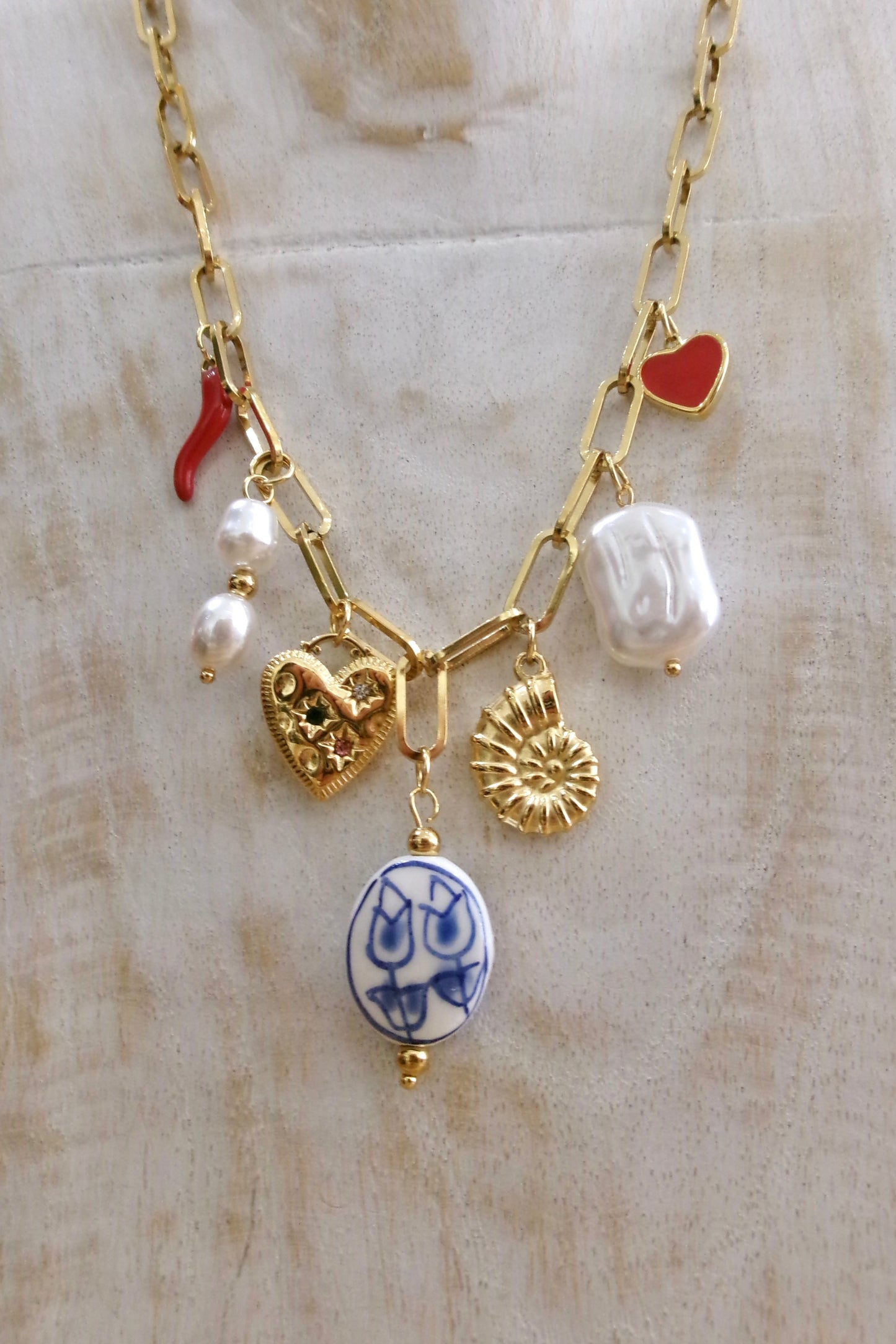 Collier doré à maillons en acier inoxydable avec breloques variées et perles fantaisie