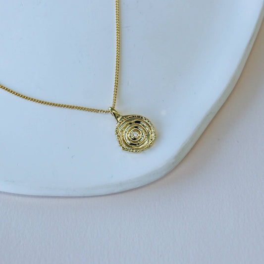 Collier Cecio plaqué or 18k avec zircon, posé sur support blanc