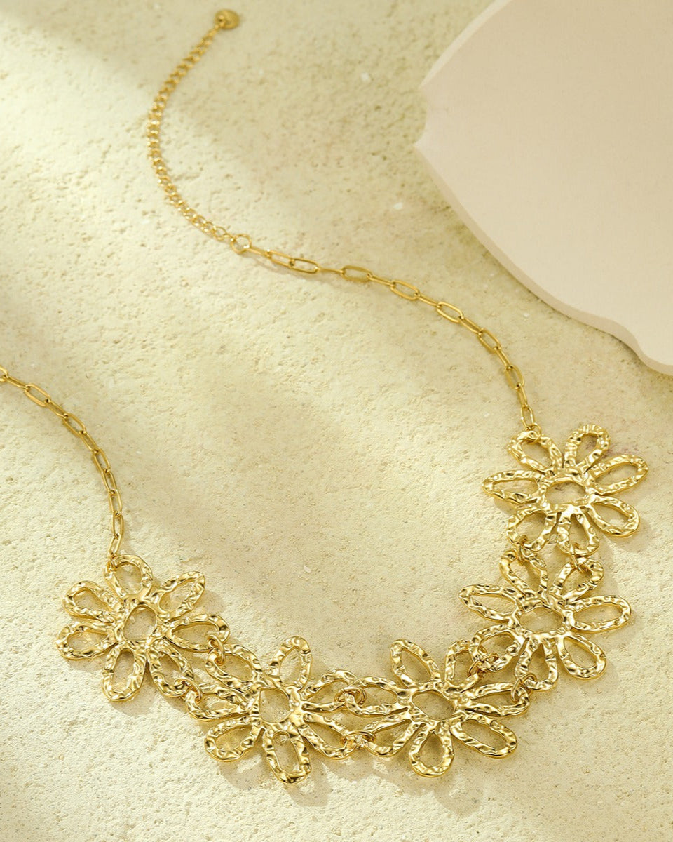 Collier choker doré motifs floraux - détail métal martelé