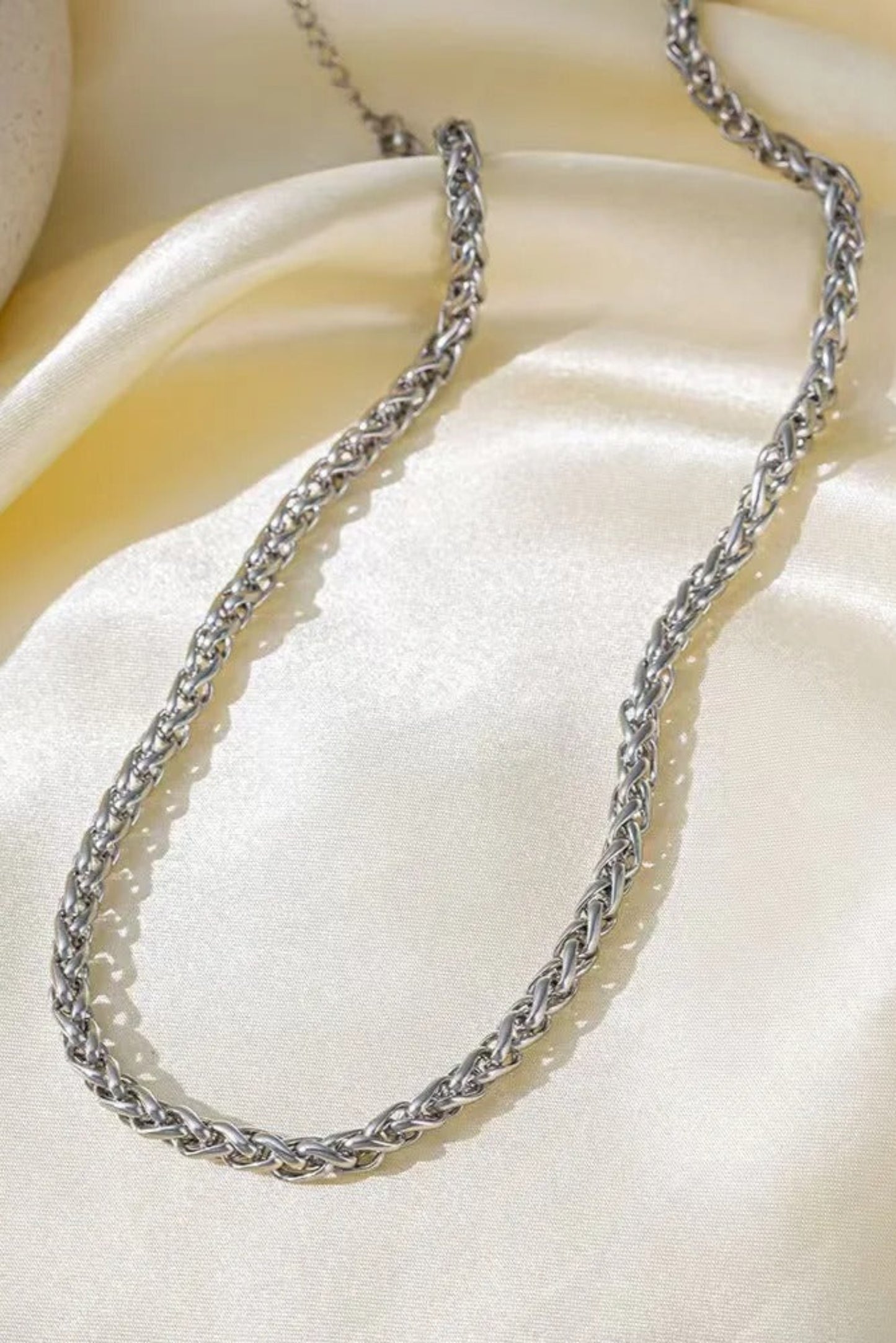 Collier Épis Argent en acier inoxydable – chaîne à maillons entremêlés au style moderne et intemporel