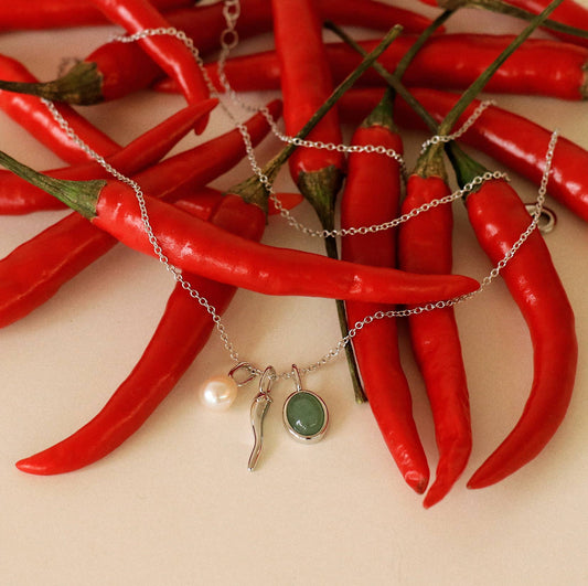 Collier Pimenta avec breloques – aventurine verte, perle et piment argenté sur fond de piments rouges