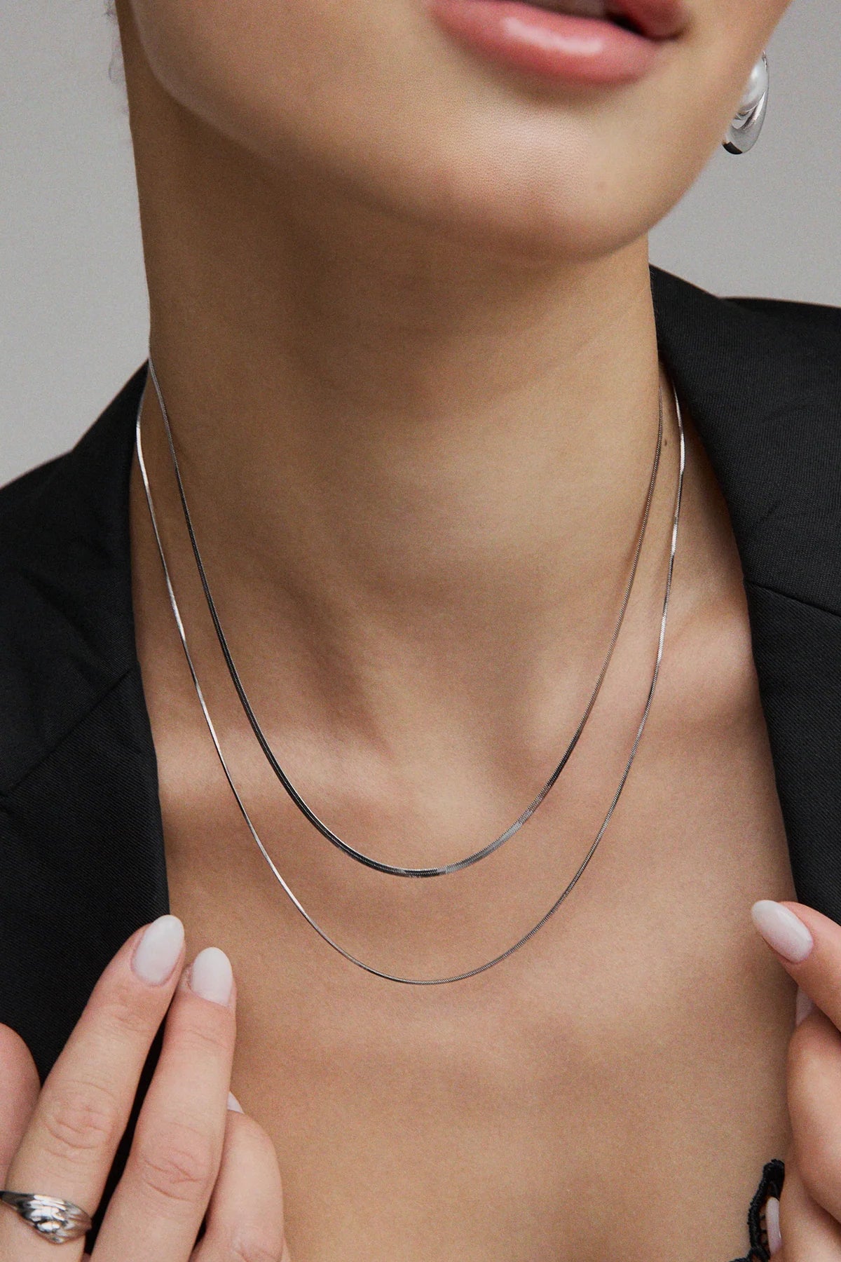 Zoom sur le collier Serenade en argent porté – design double chaîne fine et moderne