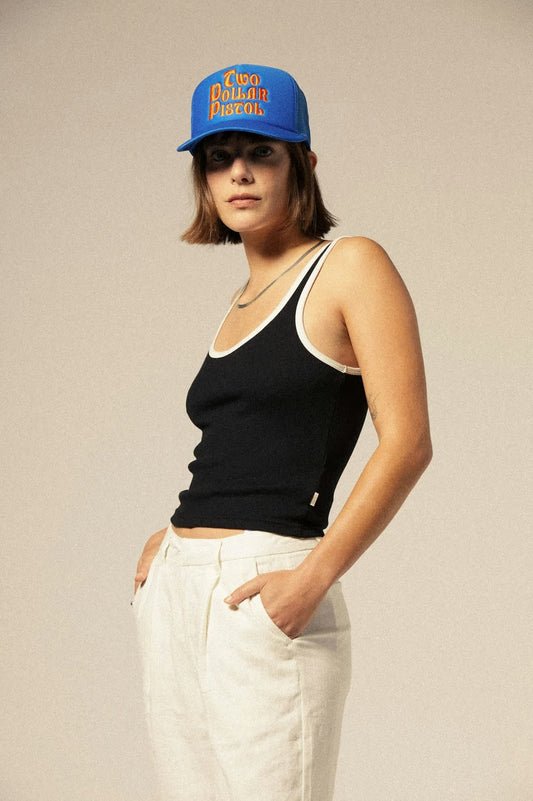 Femme portant le débardeur noir ajusté, look casual chic
