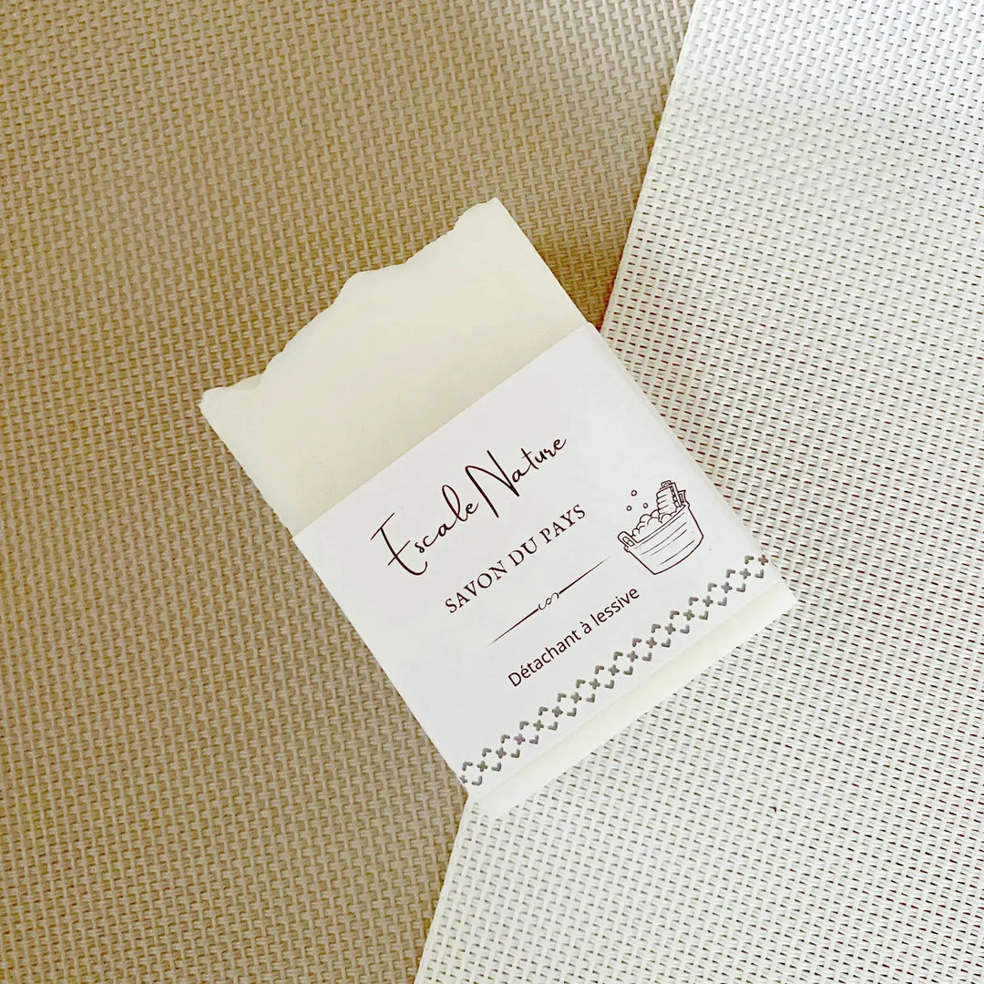 Petit savon blanc simplement entouré d'une étiquette en papier blanche.