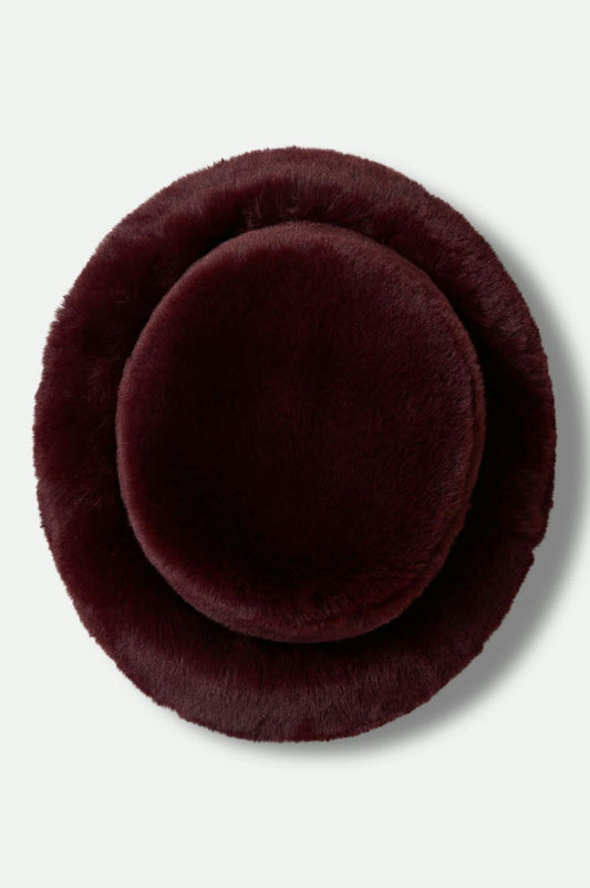 Vue du dessus du bob en fausse fourrure bordeaux ultra-douce