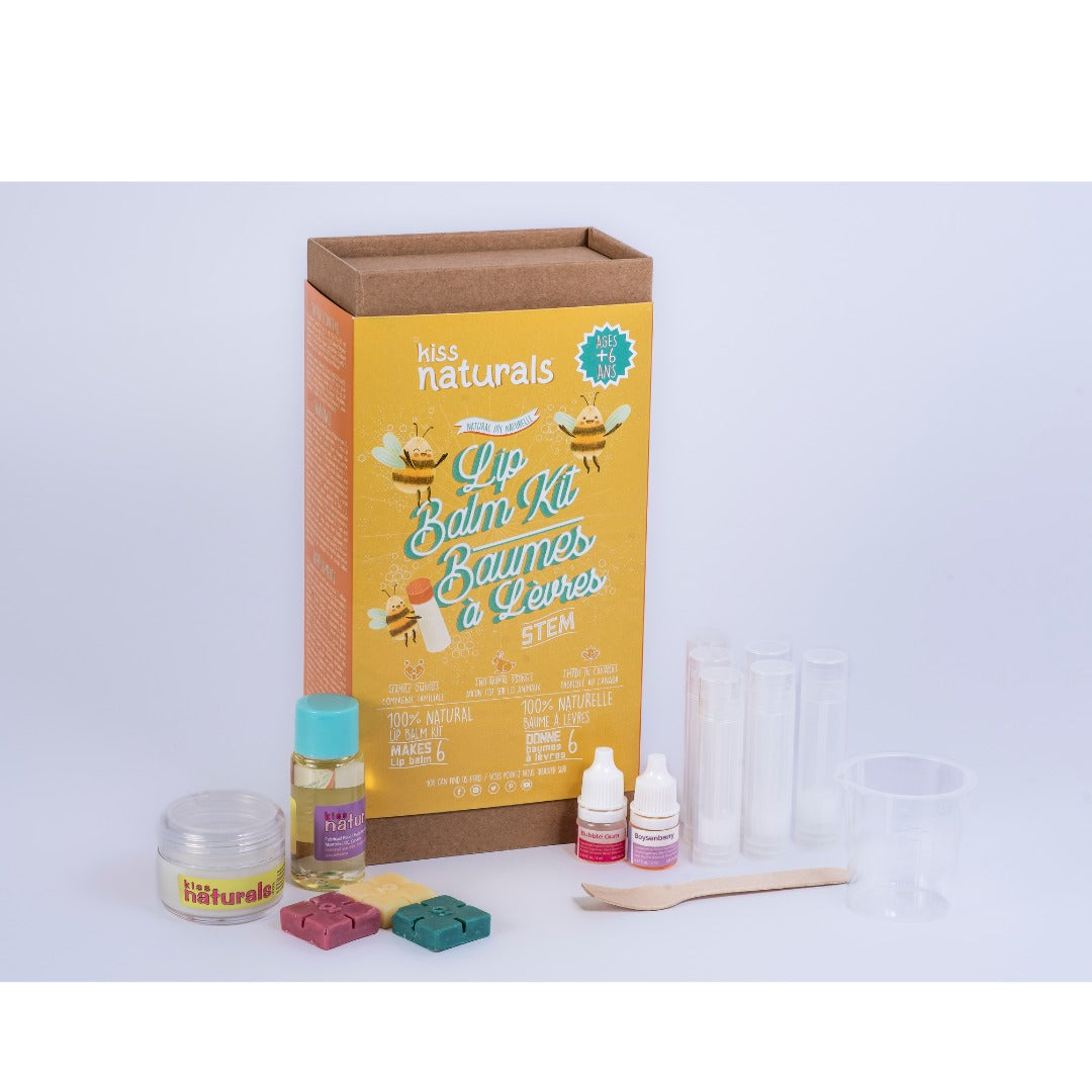 Boîtes en carton avec étiquettes jaune indiquant le contenu fournis pour fabriquer les baumes à lèvres.