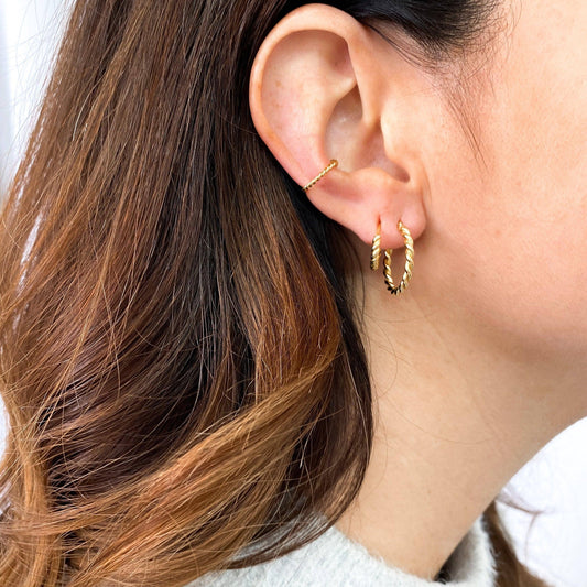 Ear cuff torsadé porté sur oreille – Design torsadé élégant, sans perçage