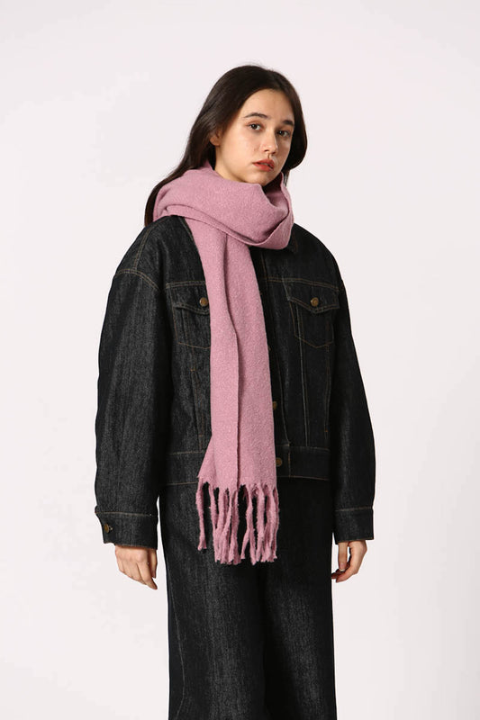 Écharpe Éléonore rose, vue de profil, texture moelleuse