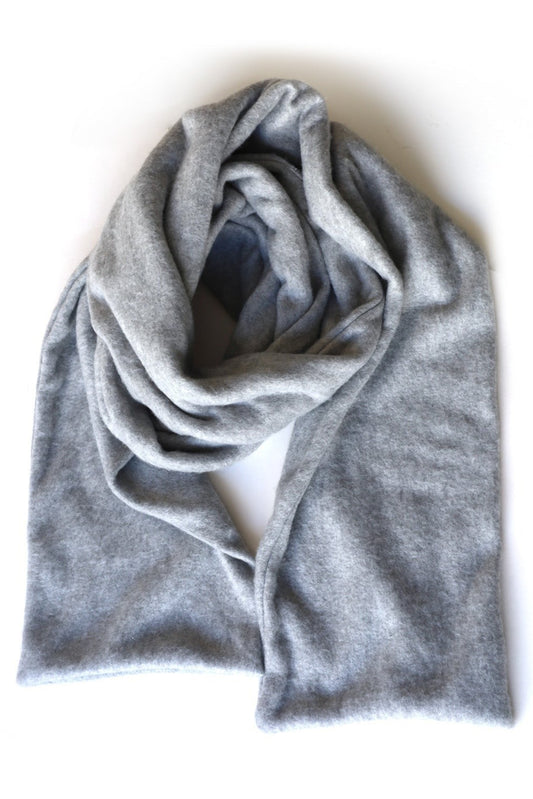 Écharpe en molleton gris clair pliée