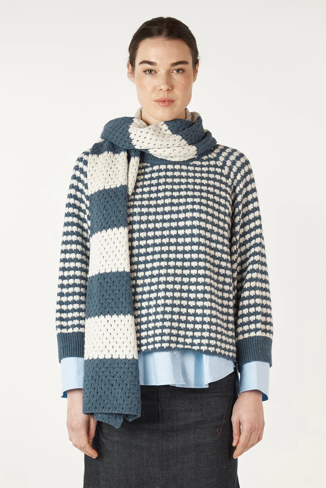 Écharpe Mylène bleu portée avec un pull coordonné à motif