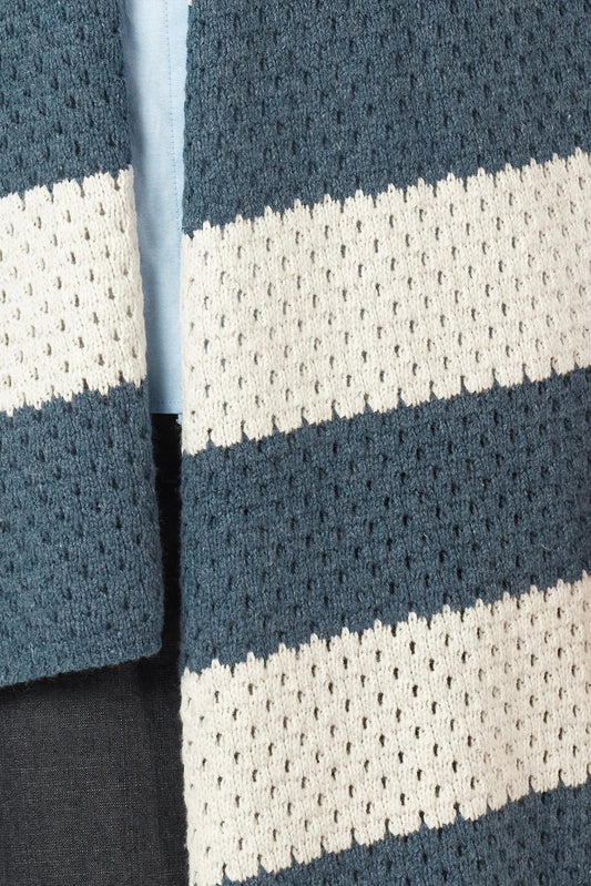 Gros plan sur la texture ajourée rayée de l’écharpe Mylène bleu