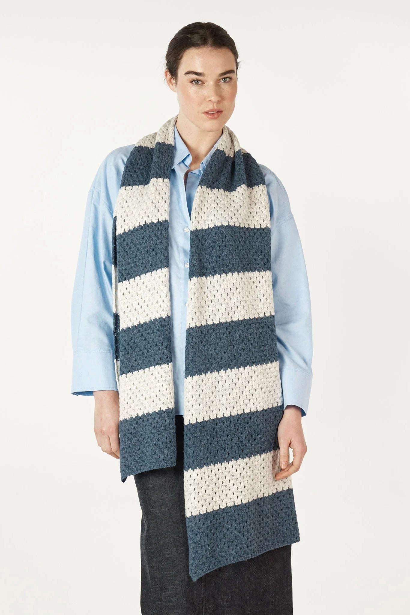 Vue avant de l’écharpe Mylène bleu et écru portée sur une chemise