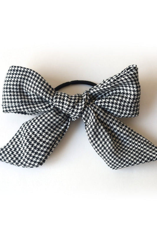 Élastique à cheveux noir et blanc motif pied-de-poule, vue à plat