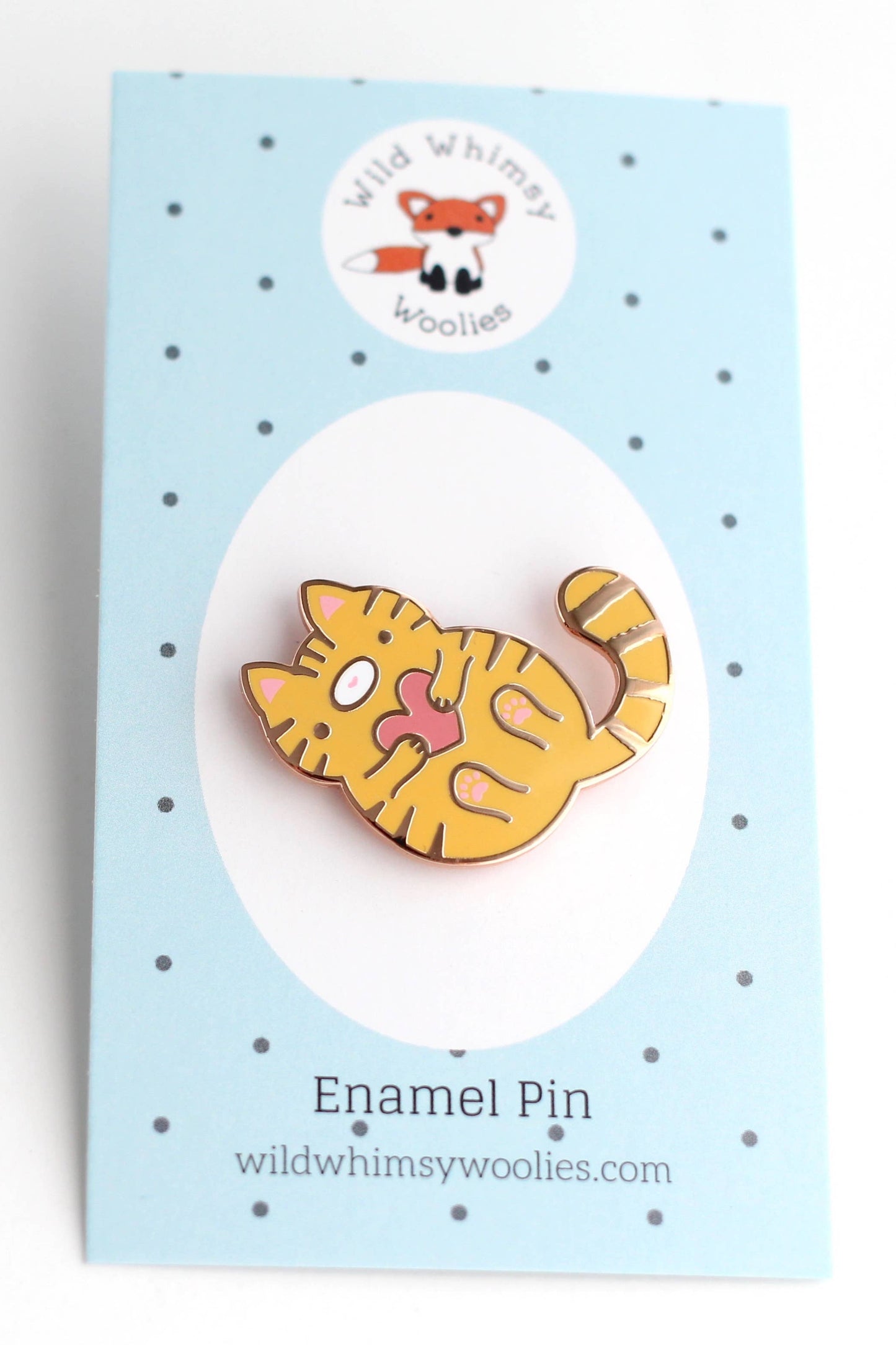 Épingle émaillée Chat Câlin jaune sur carte Wild Whimsy Woolies – chat tenant un cœur rose