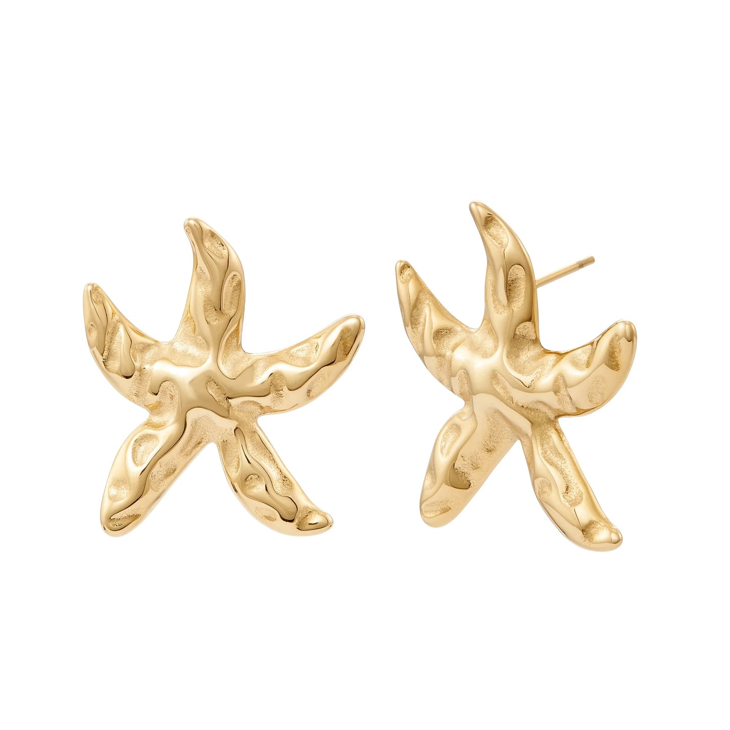 Paire de boucles d’oreilles étoile de mer dorées – bijou texturé en finition or brillant sur fond blanc
