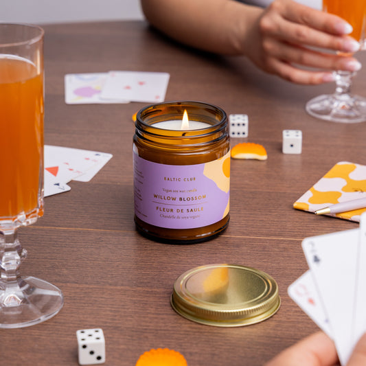 Chandelle Fleur de Saule allumée – ambiance fraîche et florale autour d’une table