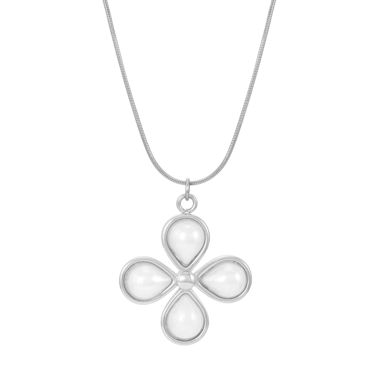 Collier pendentif fleur argentée avec quatre perles blanches – bijou en studio sur fond blanc