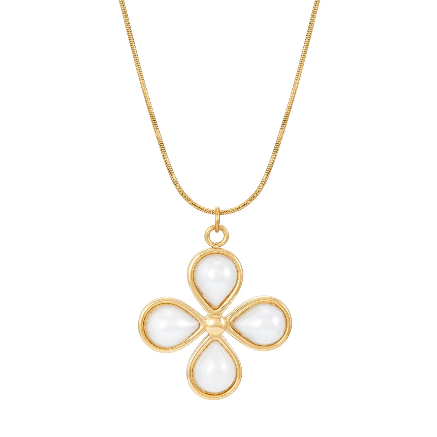 Collier doré avec pendentif fleur à quatre perles blanches – bijou chic sur fond blanc