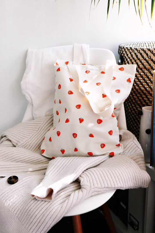 Gros plan sur le motif fraises du sac – impression vive et textile en lin et coton.
