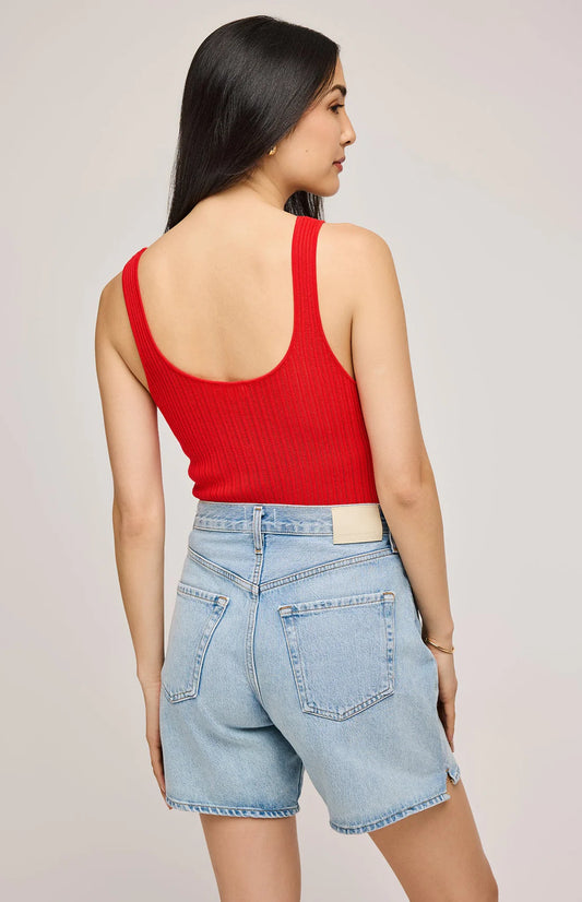 Vue arrière du débardeur rouge tricoté – dos échancré et texture ajourée