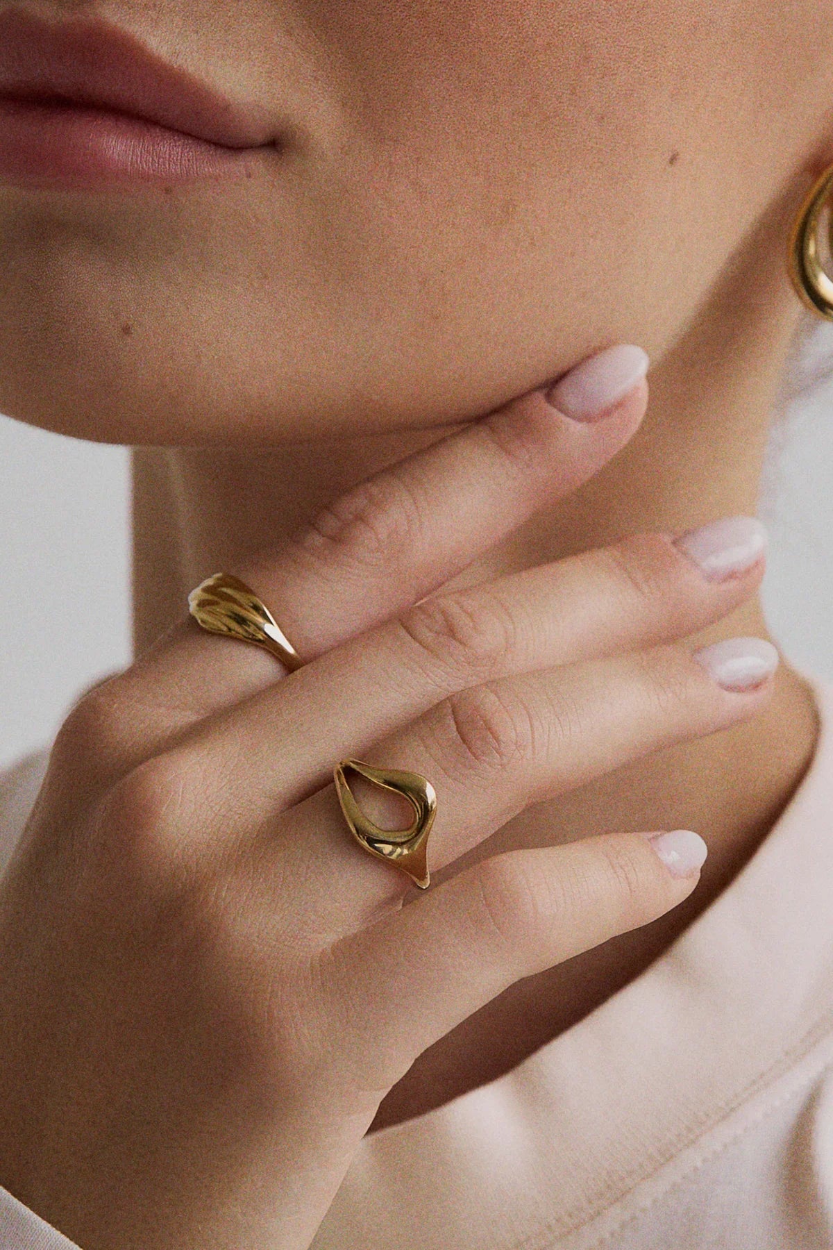 Bague Gia portée sur main – Bijou sculptural en acier inoxydable plaqué or