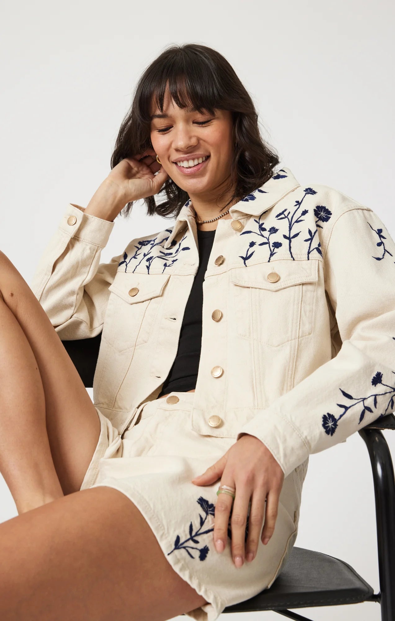 Harmonie Veste Courte Beige en Denim Brodé Fleurs Bleues