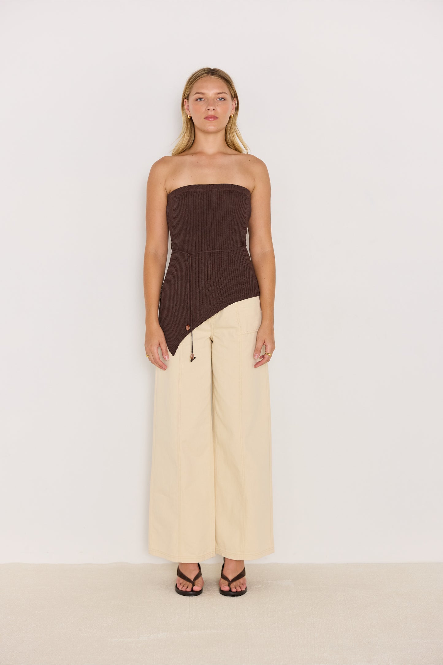 Look complet avec le haut asymétrique chocolat et pantalon large
