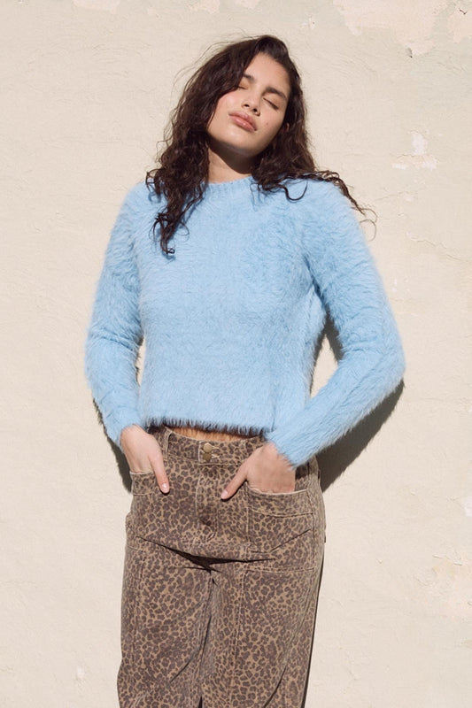 Haut en tricot duveteux Elidi bleu porté en extérieur, look décontracté tendance