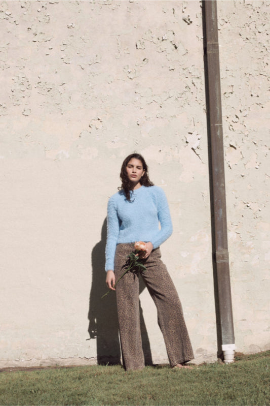 Jean Anouk taille haute coupe large porté avec pull bleu Elidi, look extérieur