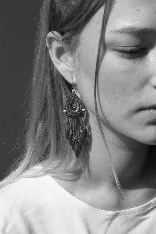 Boucle d’oreille Koila lavande et or portée – longue silhouette bohème et pendentifs dorés