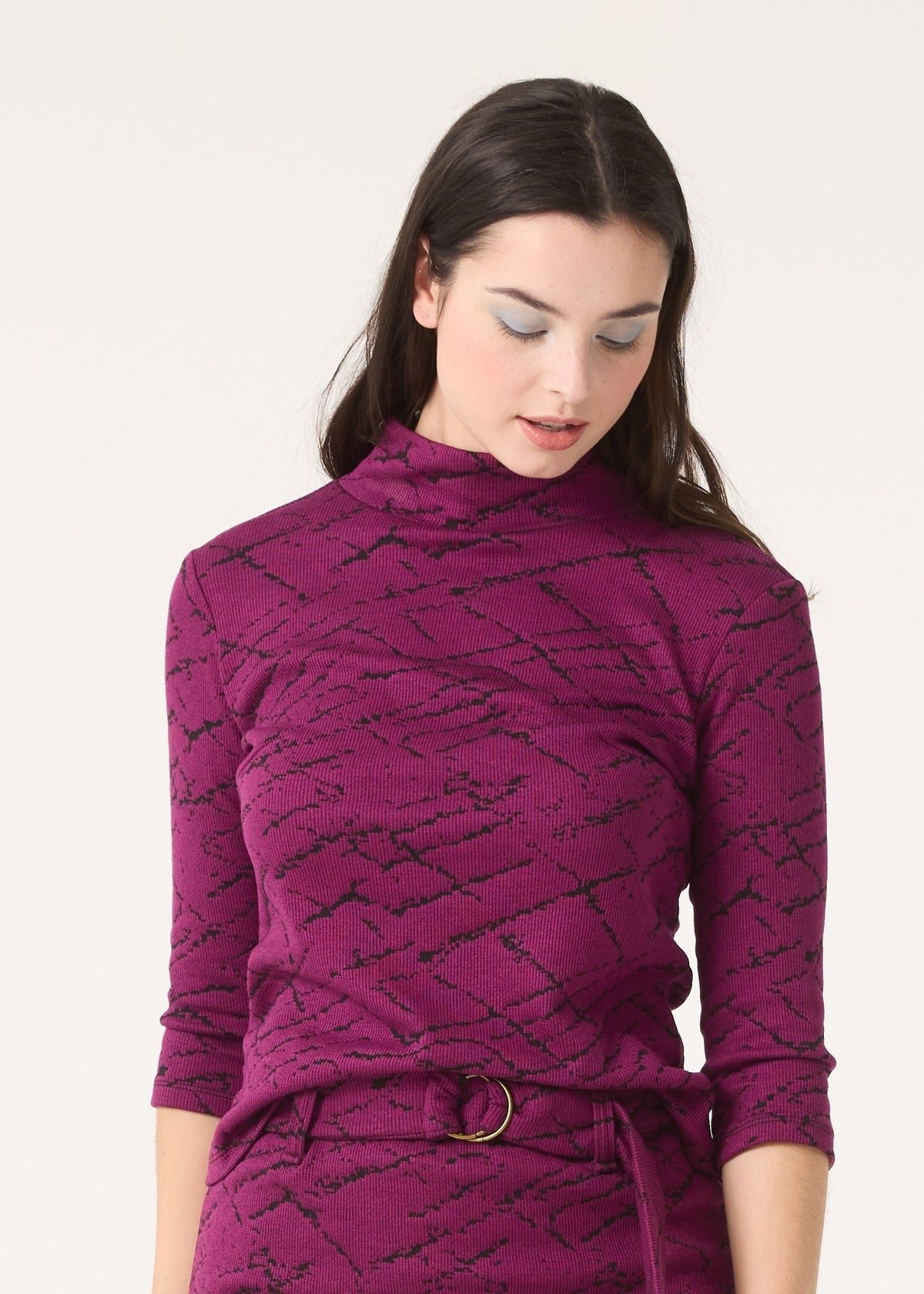 Chandail à col montant et manches 3/4, réalisé dans notre tissu magenta et zébré noir. Il y a une ouverture en V dans le dos. Vue de face.