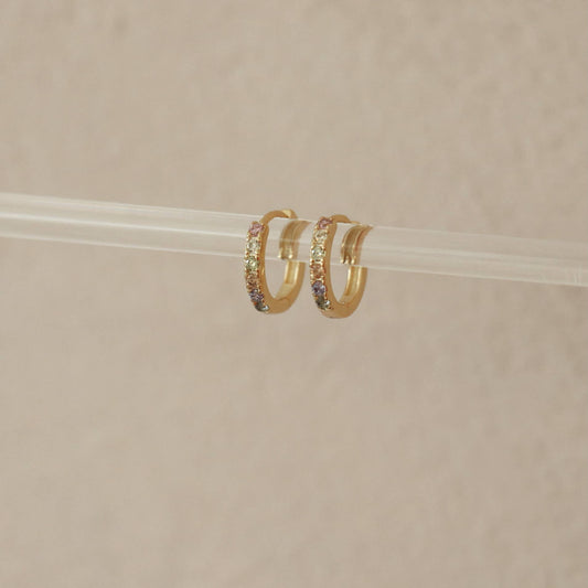 Créoles dorées suspendues – Zircons multicolores sur base plaqué or 18k