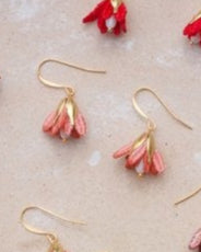Boucles d’oreilles Malli en assortiment de couleurs présentées sur carte – textile satiné et crochet doré
