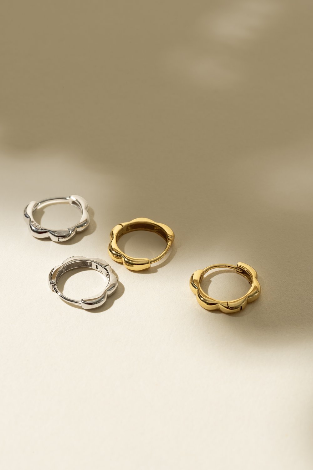 Boucles d’oreilles en forme de fleurs disponibles en argent .925 et en version plaquée or