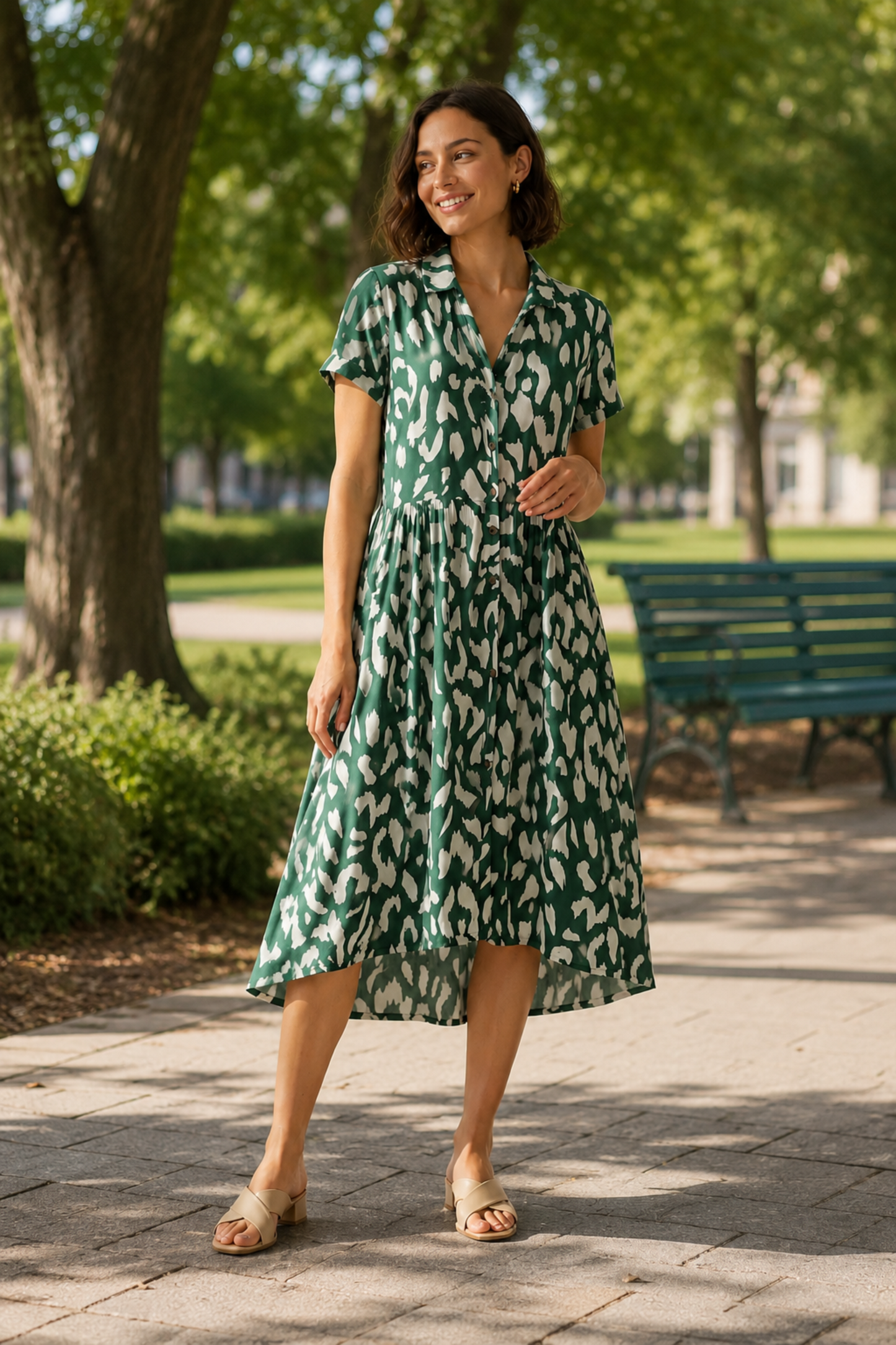 Robe chemise midi Marguerite Vert avec imprimé blanc, coupe fluide et boutons sur le devant.