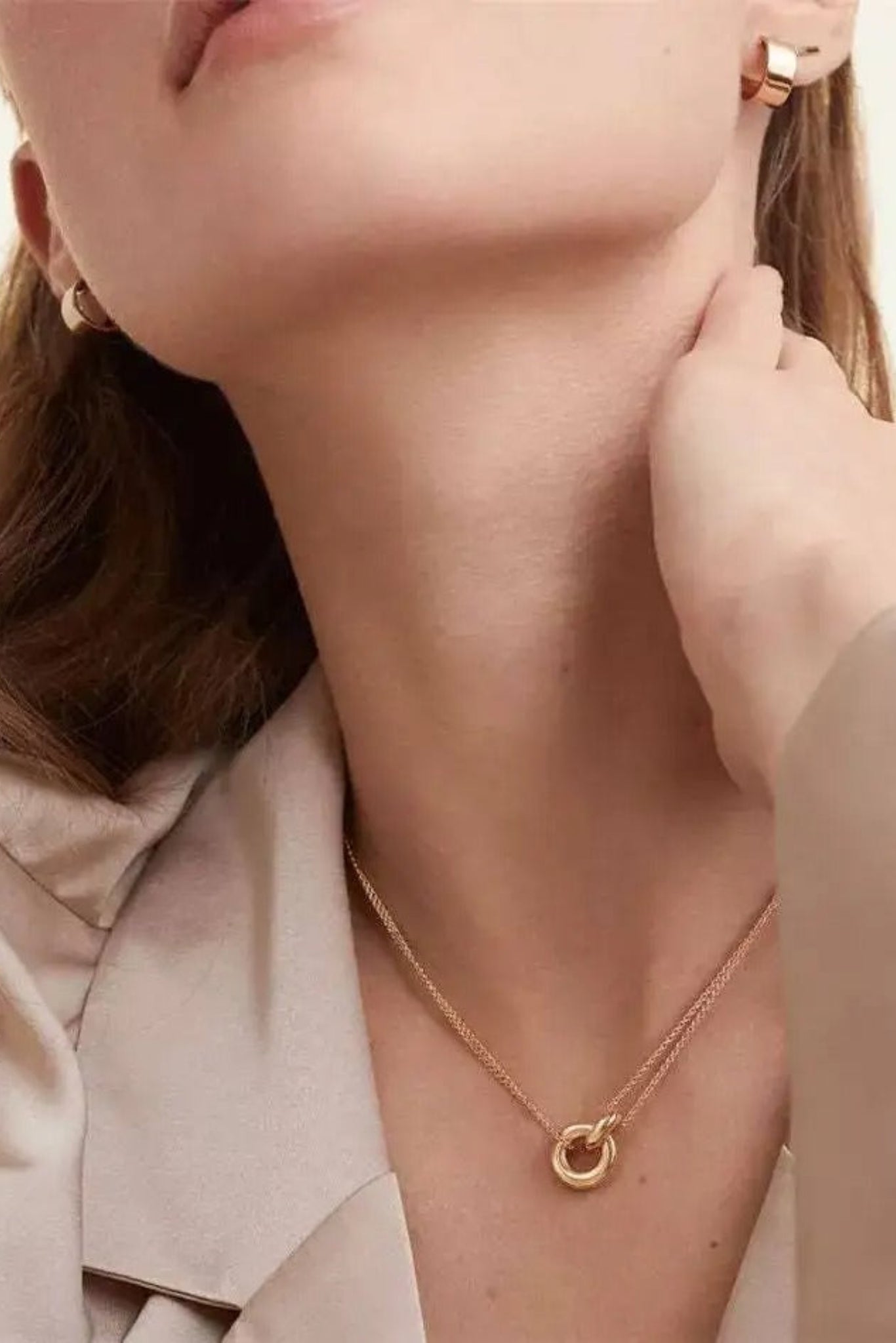 Collier Marina Or porté au cou, pendentif anneaux entrelaces, finition elegante