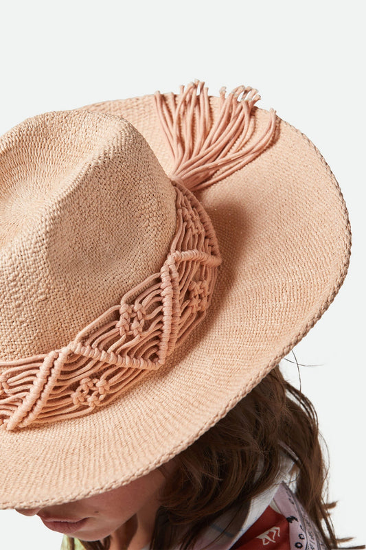 Chapeau de paille rose en gros plan avec macramé décoratif – large bord stylé