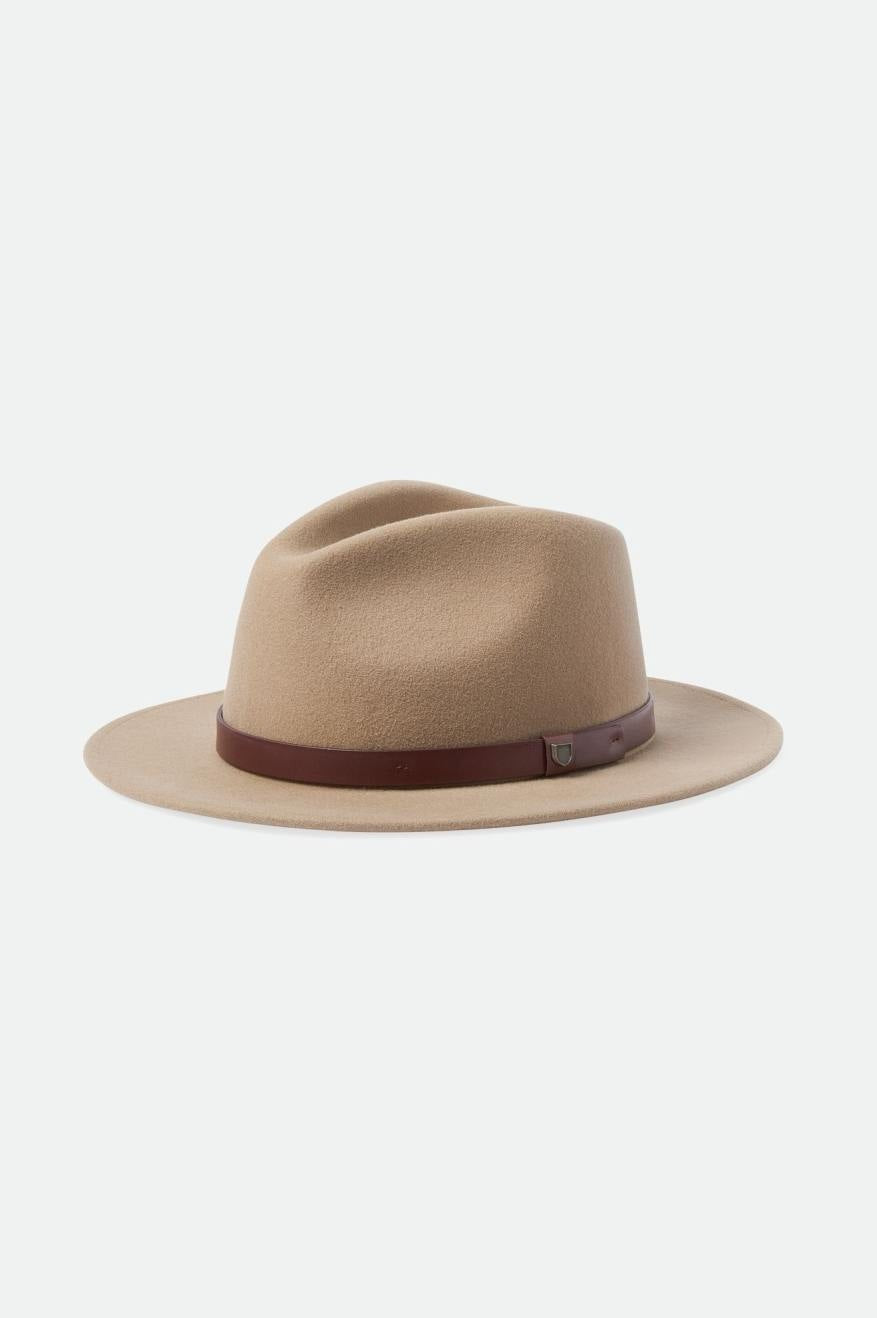 Chapeau fedora Messer de Brixton en coloris sable. Ce chapeau en laine feutrée arbore une calotte creusée et un large bord légèrement rigide. Il est orné d'un élégant bandeau en cuir marron avec un détail métallique sur le côté. Intemporel et raffiné, ce fedora est parfait pour ajouter une touche de style classique à toutes vos tenues.