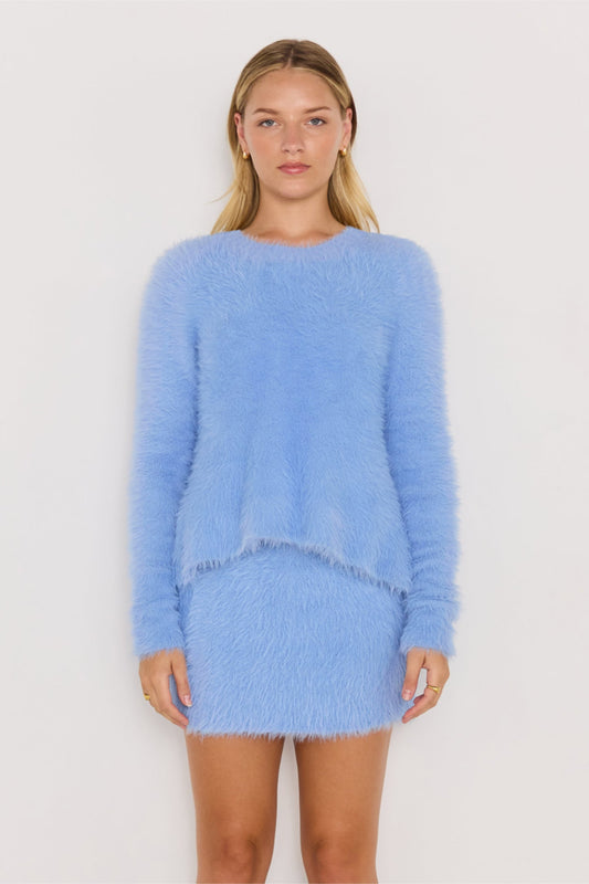 Vue de face de la mini-jupe Elidi bleu duveteux avec pull assorti