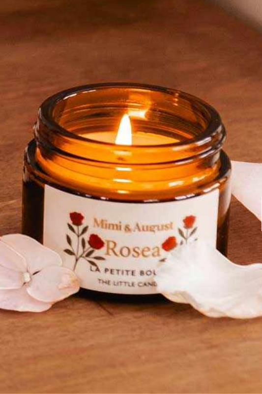 Bougie Mini Rosea allumée diffusant une lumière douce et une ambiance chaleureuse