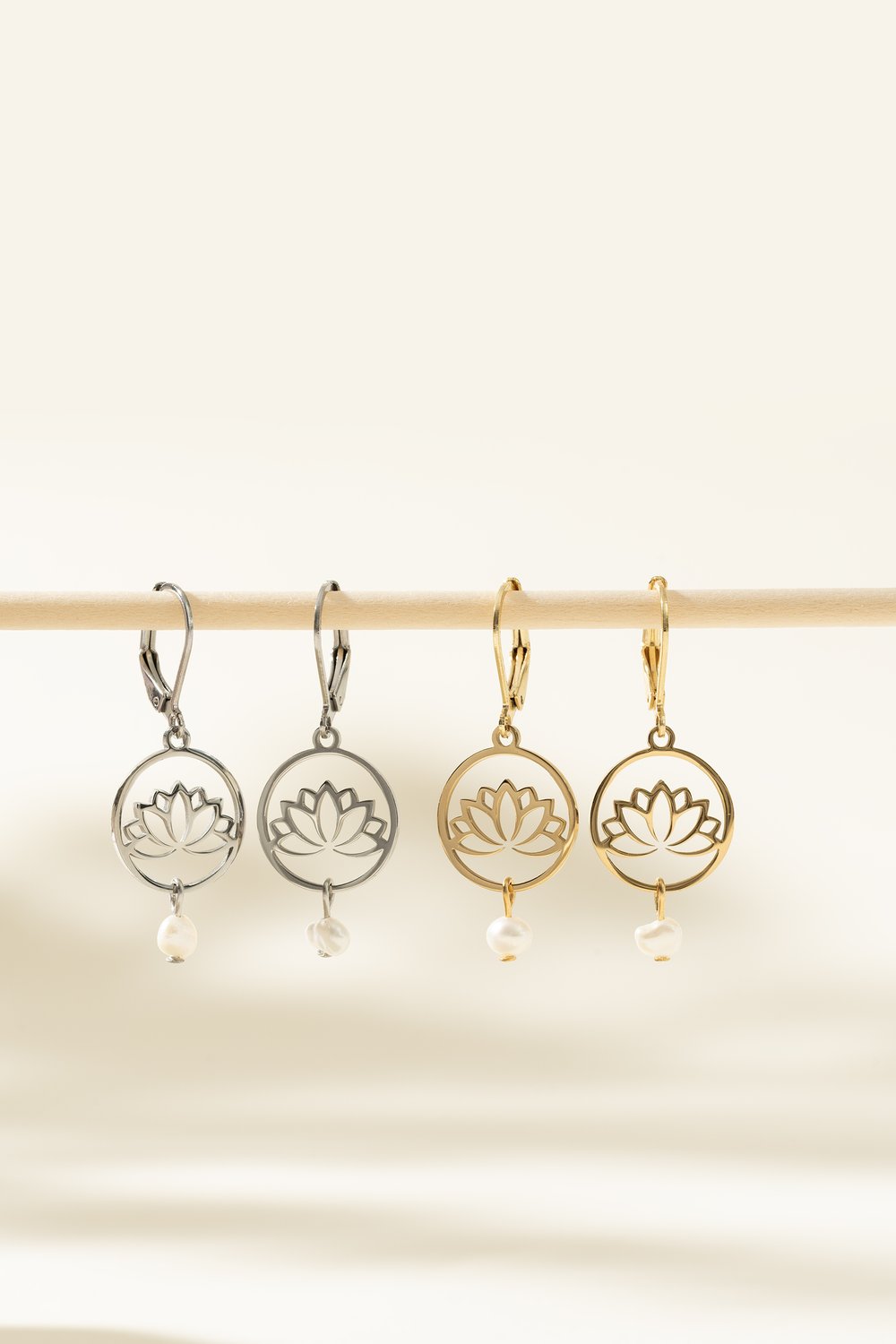 Boucles d’oreilles pendantes en acier inoxydable avec motif lotus et perle d’eau douce