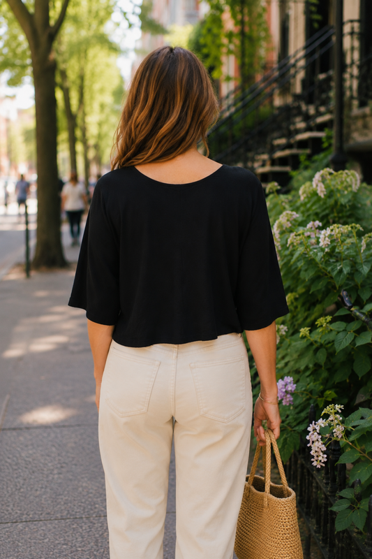 Blouse Nao Noir vue de dos, coupe courte légère avec manches courtes amples.