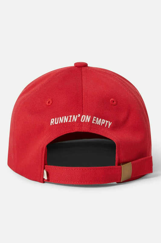 Casquette rouge avec broderie "Runnin’ on Empty" à l’arrière – vue fermeture ajustable