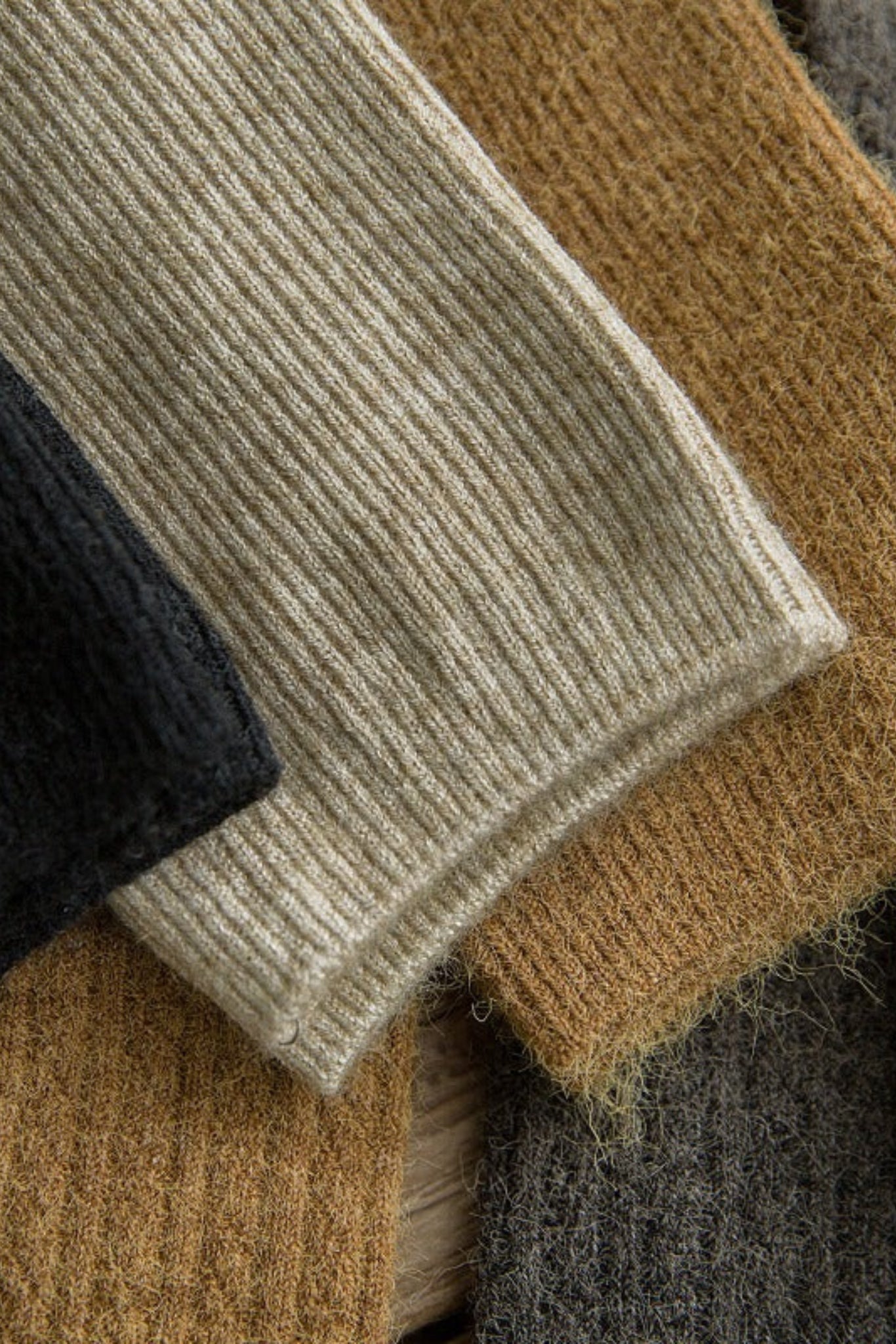 Gros plan sur la maille côtelée des chaussettes Nira en laine douce