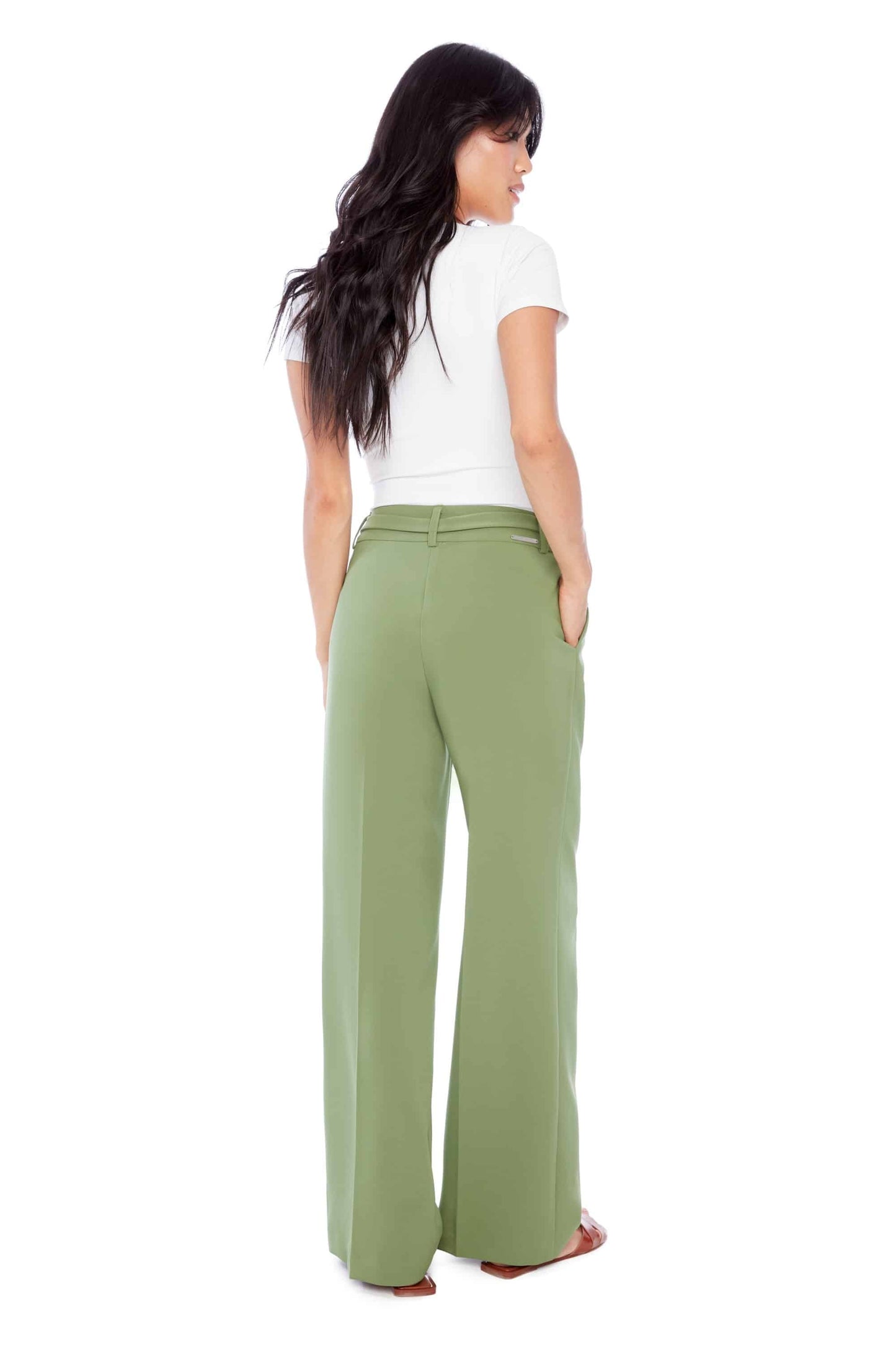 vue de dos du pantalon large vert sauge avec taille haute et ceinture