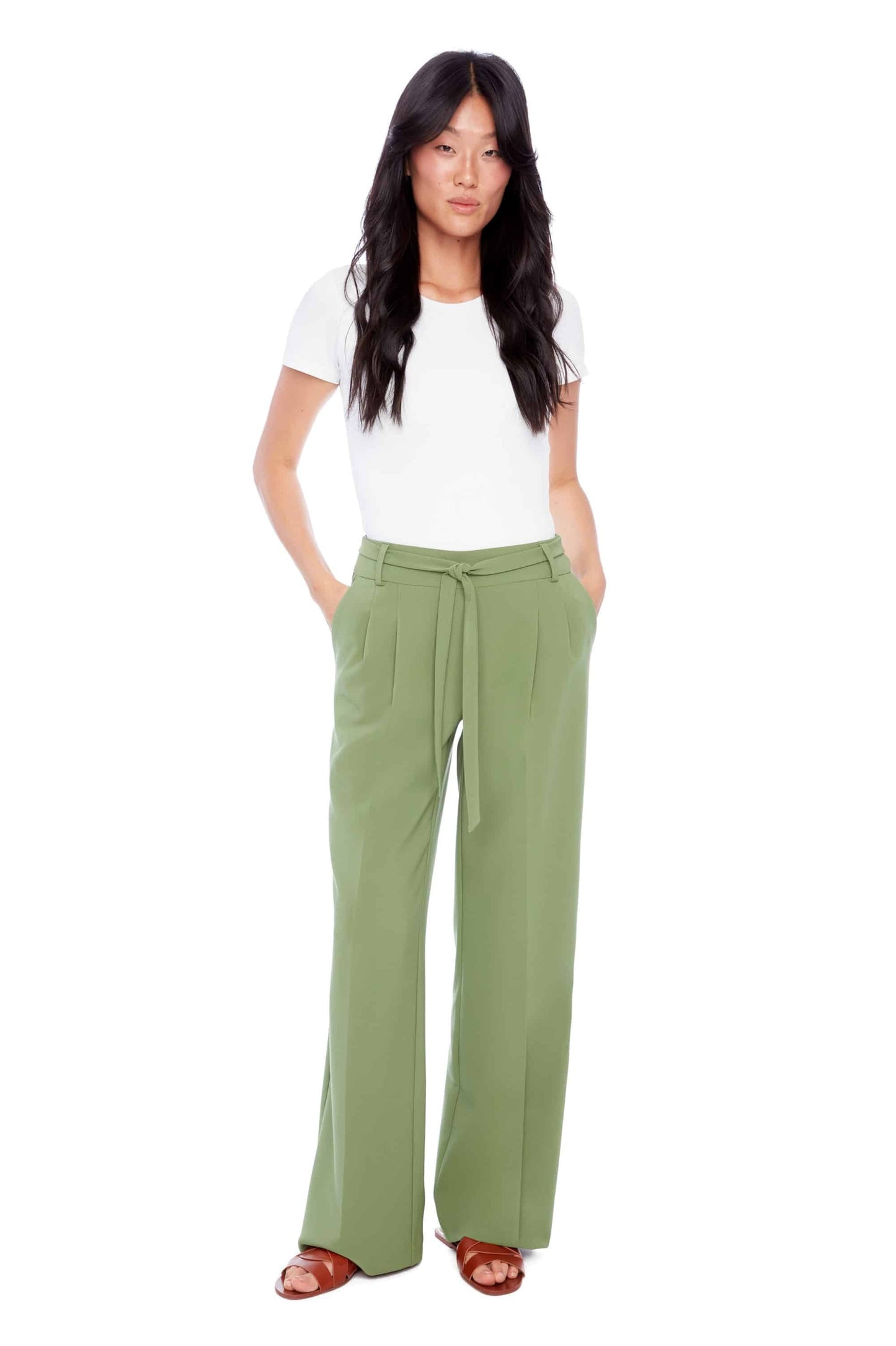 vue de face du pantalon large vert sauge avec ceinture nouée et plis élégants